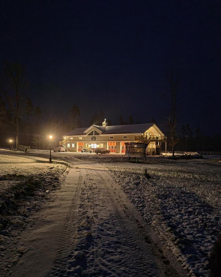 Mysig Laegenhet Med Oeppen Planloesning Pa Haestgard. Villa Ljung Екстериор снимка